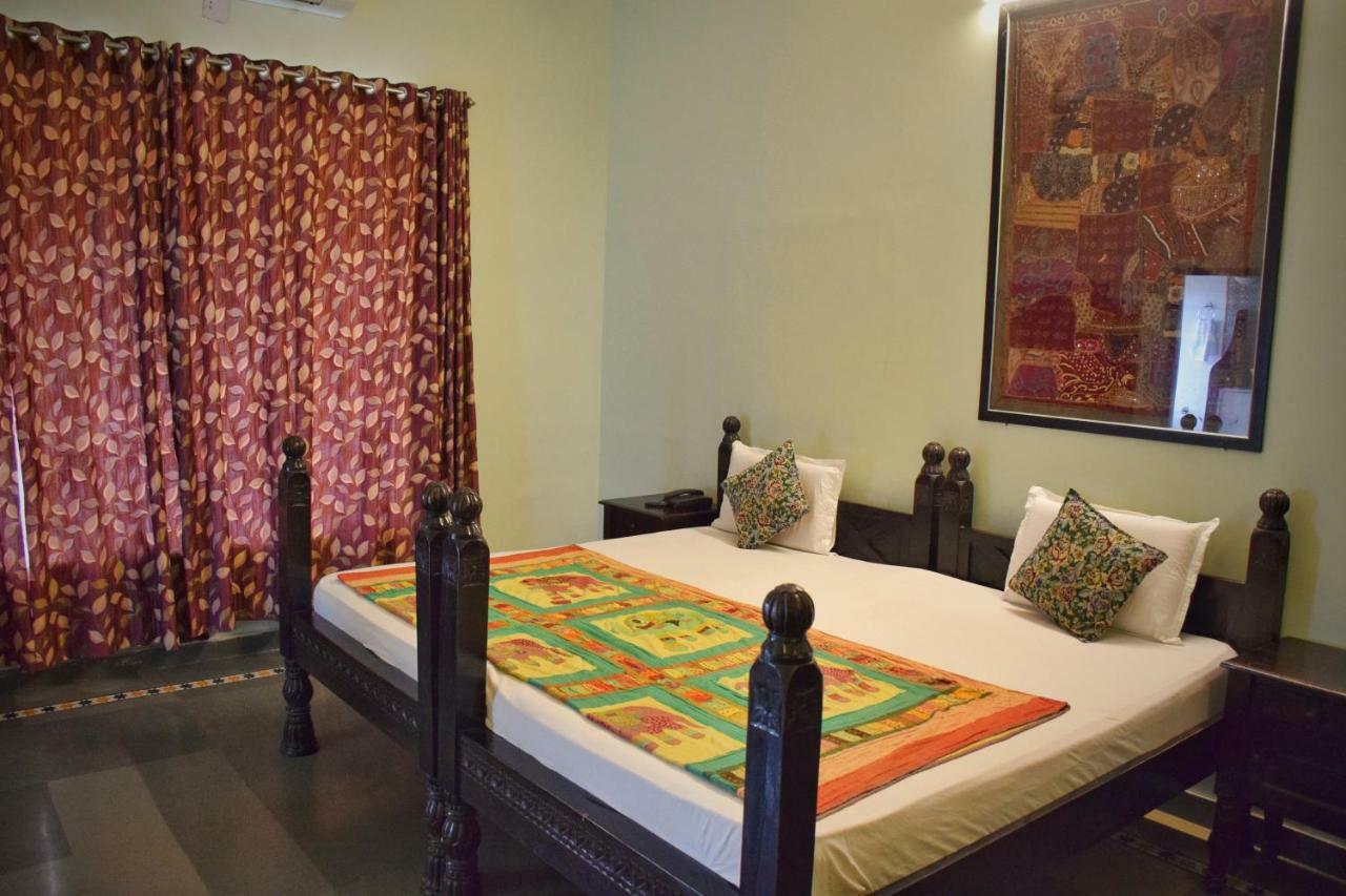 Hotel Kurabar Kothi Udaipur Esterno foto