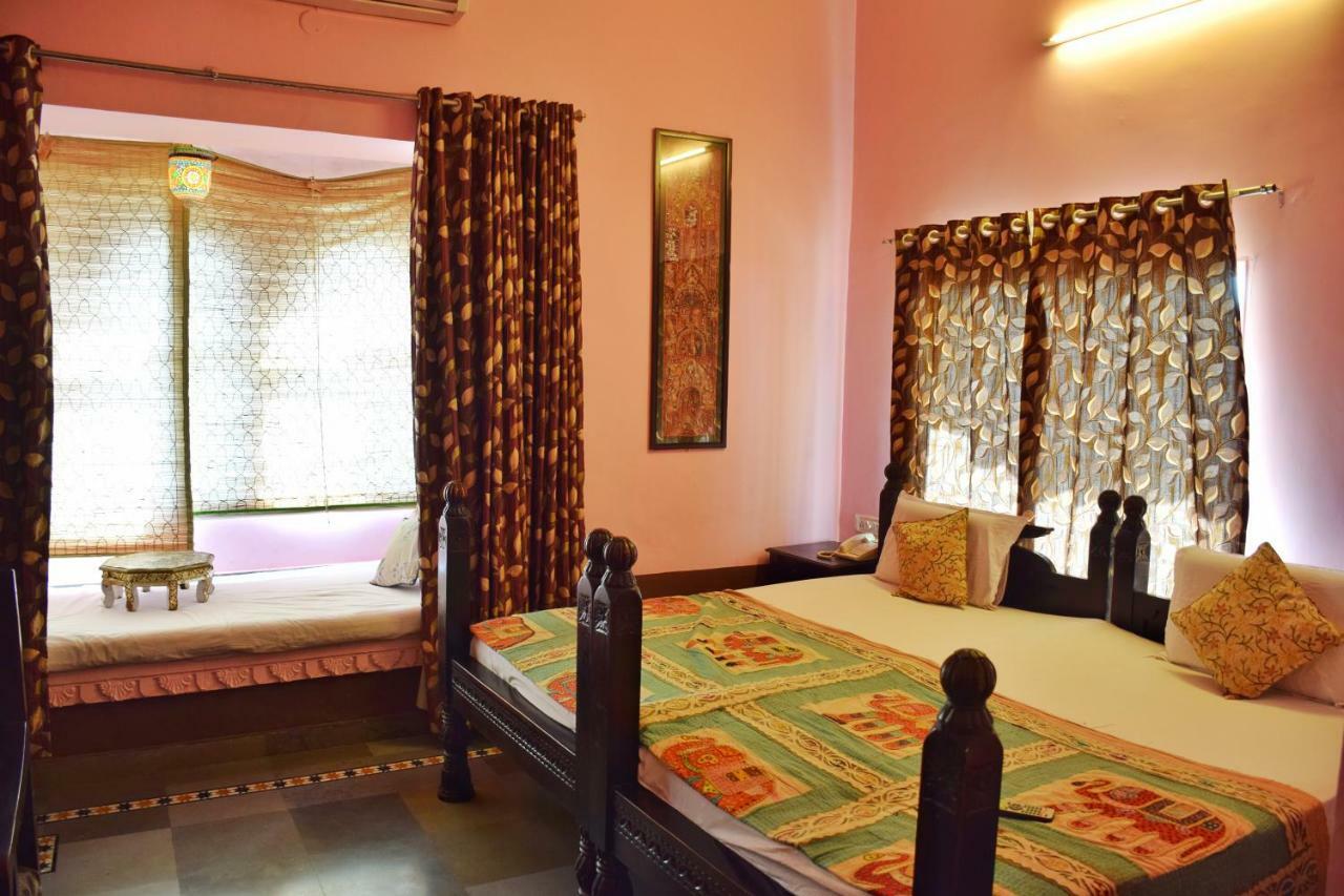 Hotel Kurabar Kothi Udaipur Esterno foto